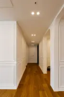 아치 개구부와 웨인스코팅의 클래식 복도 인테리어